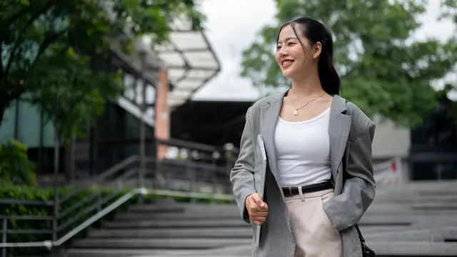 wanita juni tak suka pamer