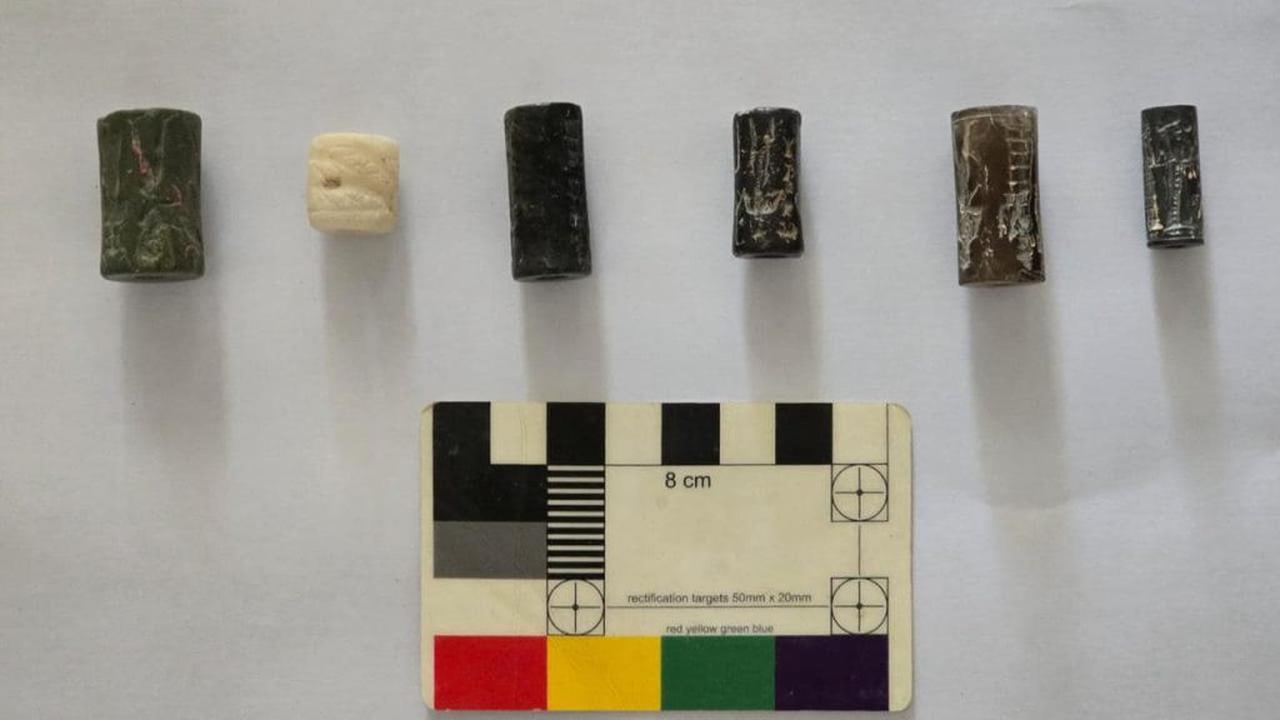 Stempel silinder dari zaman Babilonia ditemukan di Irak.