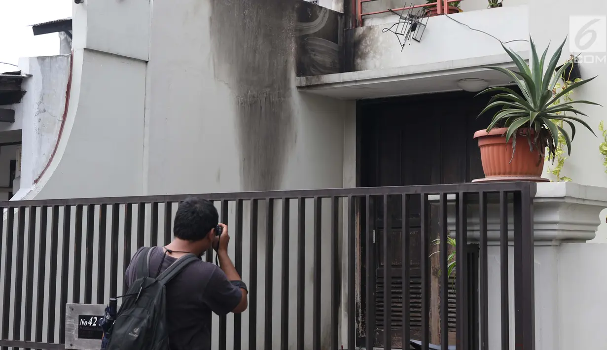 Pewarta melihat-lihat kondisi rumah Wakil Ketua KPK, La Ode Muhammad Syarif di kawasan Kalibata, Jakarta, Rabu (9/1). Sebelumnya, terjadi lemparan molotov di rumah Wakil Ketua KPK, La Ode Muhammad Syarif. (Liputan6.com/Helmi Fithriansyah)