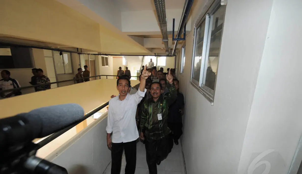 Saat melakukan peninjauan, mantan Walikota Solo itu didampingi Kepala Dinas Perumahan Jonathan Pasodung, Kamis (14/8/14). (Liputan6.com/Herman Zakharia) 