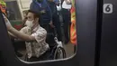 Penyandang disabilitas naik kereta di Stasiun Jatinegara, Jakarta, Jumat (3/12/2021). KAI Commuter berupaya memperbaiki layanan perkeretaapian, termasuk meningkatkan aksesibilitas di kereta dan stasiun. (Liputan6.com/Faizal Fanani)