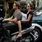 Brad Pitt dan Angelina Jolie pernah jalan-jalan keliling Vietnam menggunakan Yamaha Nouvo. 