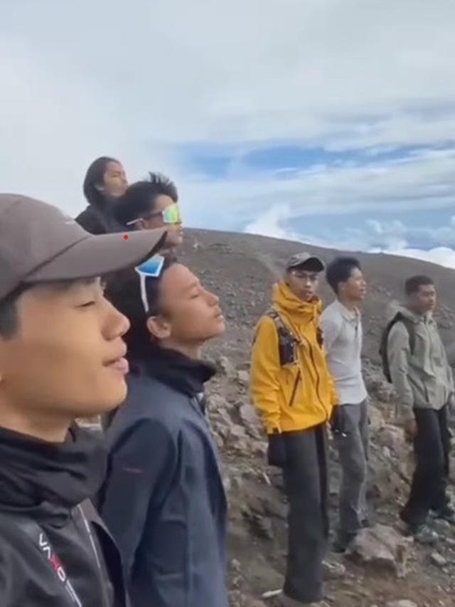 Pendakian Gunung Marapi Sumbar Resmi Ditutup Permanen, Sanksi bagi Pendaki Ilegal Masih Dikaji