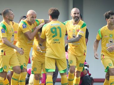 Pemain Persebaya Surabaya merayakan gol yag dicetak oleh Francisco Rivera ke gawang Persita Tangerang dalam laga pekan kedua BRI Super League 2025/2026 di Indomilk Arena, Tangerang, Sabtu (16/8/2025) sore WIB. (Bola.com/Abdul Aziz)