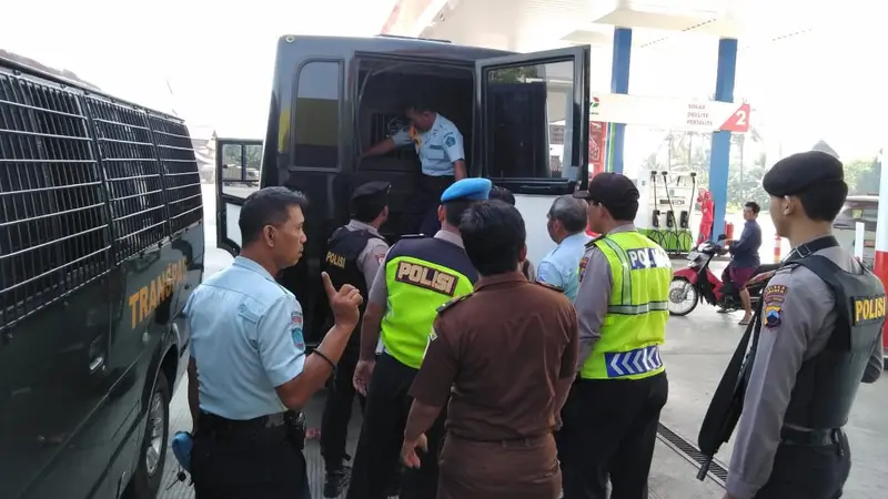 Bus transpas napi dari Lapas Kebumen ke Lapas Nusakambangan dan Purwokerto mendadak mecet dan bikin kalang kabut petugas. (Foto: Liputan6.com/Polres Kebumen/Muhamad Ridlo)