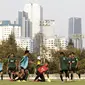 Pemain Timnas Indonesia U-22 berebut bola saat latihan di Lapangan G, Senayan, Jakarta, Sabtu (5/10). Latihan ini merupakan persiapan menjelang SEA Games 2019. (Bola.com/Yoppy Renato)