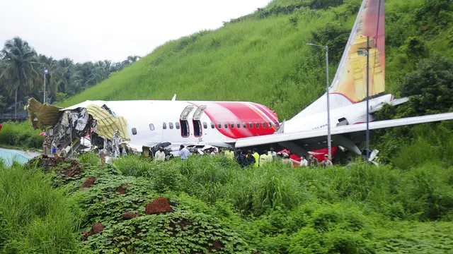 Penampakan Pesawat Air India Express yang Terbelah Saat Mendarat