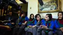 Para Robotika dari Afghanistan melakukan wawancara dengan beberapa wartawan setelah upacara pembukaan The First Global Challenge di Washington, Amerika, Minggu (16/7). Kompetisi ini berskala internasional dan berlangsung selama 3 hari. (AP/Cliff Owen)