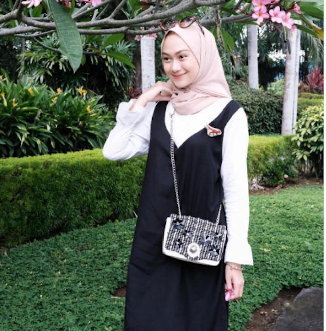  Warna  Jilbab Yang  Cocok  Untuk  Baju  Putih Rok  Hitam  