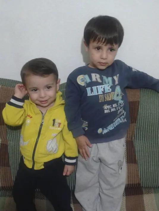 Foto Aylan Kurdi (kiri) bersama kakaknya, Galip, yang diletakkan di rumah bibinya, Tima Kurdi di Coquitlam, British Columbia, Kamis (3/9/2015). Bocah tiga tahun itu terdampar di pantai Turki dalam kondisi tak bernyawa. (REUTERS/Kurdi family)