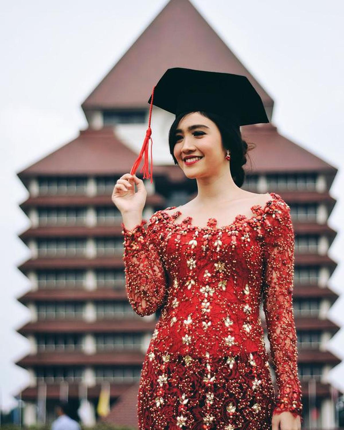 15 Artis Wanita Populer Ini Ternyata Lulusan UI, Cantik dan Pintar Sekaligus