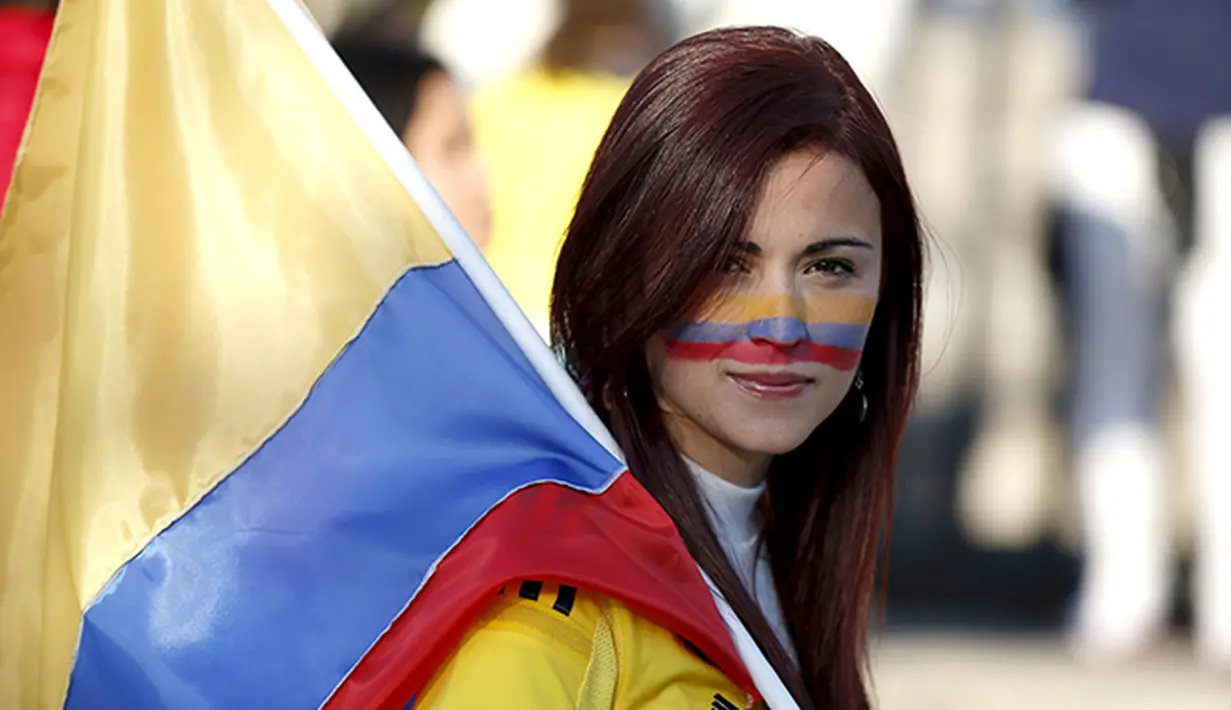 Suporter Kolombia cantik di Santiago, Cile. (EPA/Carlos Succo)