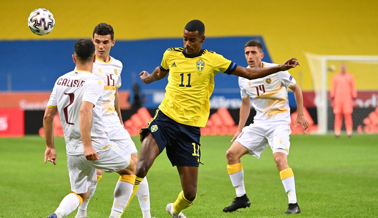 Striker Swedia, Alexander Isak (tengah) menguasai bola di antara tiga pemain Armenia dalam laga uji coba menjelang berlangsungnya Euro 2020 di Solna, Sabtu (5/6/2021). Swedia menang 3-1 atas Armenia. (AFP/Jonathan Nackstrand)