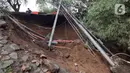 Kondisi longsor di kawasan Jembatan Darul Qur’an, Jalan KH. Tb. M. Falak, Kecamatan Bogor Barat, Kota Bogor, Jawa Barat, Rabu (12/10/2022). Longsor yang terjadi pada kemarin sore saat hujan deras menyebabkan jalan utama yang menghubungkan Jalan Semeru dengan Jalan Raya Loji-Gunung Batu kini hanya dapat dilalui sepeda motor. (merdeka.com/Arie Basuki)