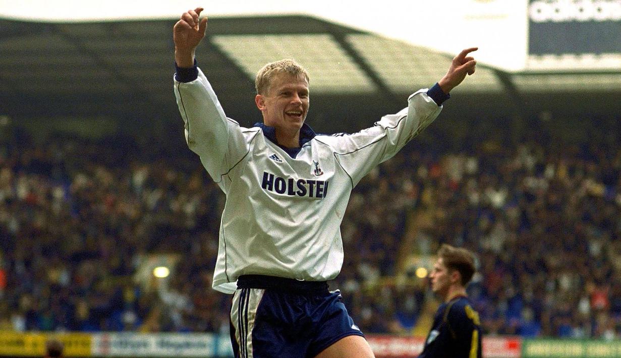 Steffen Iversen. Striker yang pensiun pada Januari 2020 bersama SK Trygg/Lade ini total memperkuat 2 klub di Premier League Liga Inggris, yaitu Tottenham Hotspur (1996/1997 hingga 2002/2003) dan Wolverhampton Wanderers (2003/2004). Tampil dalam total 159 laga di Premier League Liga Inggris, ia mampu menceatak 40 gol dan 4 assist. (premierleague.com)