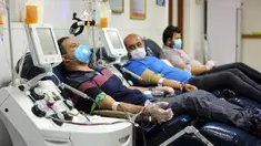 Pasien yang telah sembuh dari COVID-19 mendonorkan plasma di Pusat Transfusi Darah Nasional, Baghdad, Irak, Minggu (28/6/2020). Kementerian Kesehatan Irak pada 29 Juni 2020 mengatakan bahwa kasus COVID-19 di Irak sebanyak 47.151, sementara pasien sembuh mencapai 1.852. (Xinhua/Khalil Dawood)