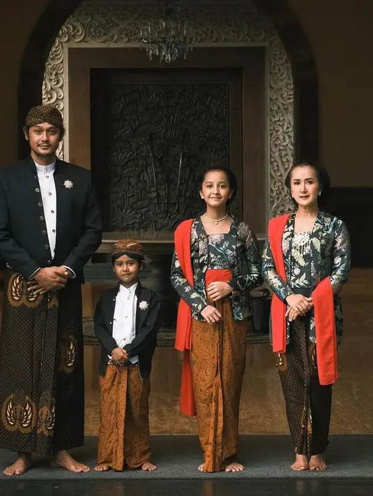 Tak melulu berdua, kedua anak mereka Widuri dan Den Bagus juga turut menjalani sesi pemotretan. (Instagram/widimulia).
