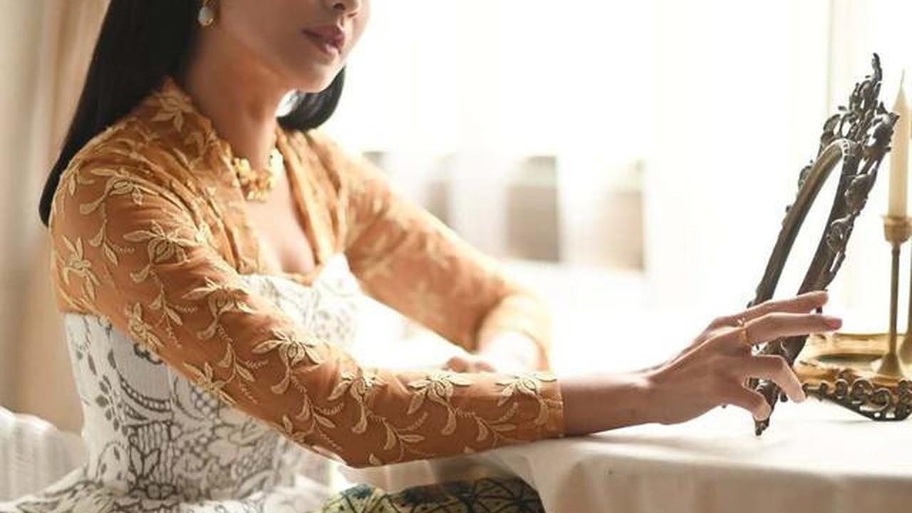 Pesona Dian Sastro Berkebaya Denim, Kejutkan Publik dengan Terobos Batasan Mode