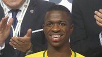 Vinicius Junior berpose dengan trofi Pemain Terbaik Copa Amerika U-17, beberapa waktu lalu. Striker timnas Brasil tersebut bakal bergabung dengan Real Madrid pada musim panas tahun 2018.  (EPA/Elvis Gonzalez)