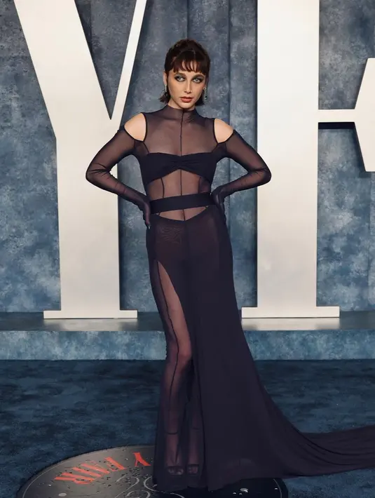 <p>Terlihat simple namun mewah, busana sheer Emma Chamberlain menarik perhatian. Detail high sleet pada dress terlihat unik. [Instagram/emmachamberlain]</p>