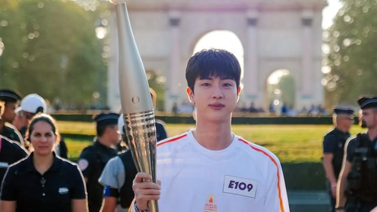 6 Potret Jin BTS Jadi Pembawa Obor Olimpiade Paris 2024, Ukir Sejarah