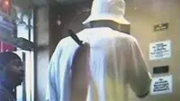 Pengunjung McDonald's di Queens (kota New York) melenggang masuk dengan pisau tertancap di punggungnya.