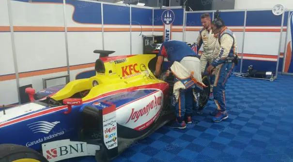 Teknisi Trident mempersiapkan mobil Philo Paz Armand sebelum melakukan tes pada balapan GP2 di Sirkuit Red Bull Ring, Austria, (1/7/2016). (Bola.com/Reza Khomaini)