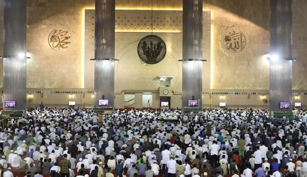Ratusan warga melakukan salat gerhana matahari di Masjid Istiqlal, Jakarta, Rabu (9/3/2016). Salat gerhana tersebut diadakan sebagai ungkapan syukur atas kuasa Allah SWT. (Liputan6.com/Herman Zakharia)