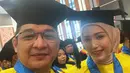 Pasha Ungu dan Adelia Pasha wisuda bareng. [Foto: Instagram/pashaungu_vm]
