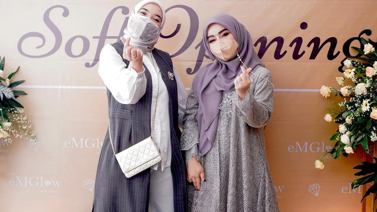 Fitri Tropica dan dr Marlina (https://www.instagram.com/p/CT8c-G4Jk9q/)
