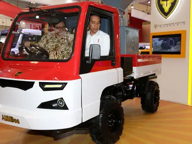 Presiden Joko Widodo dan Menteri Perindustrian, Airlangga Hartarto mencoba Alat Mekanis Multiguna Perdesaan atau AMMDes pada pembukaan pameran mobil GIIAS 2018 di ICE BSD, Tangerang Selatan, Kamis (2/8). (Liputan6.com/Fery Pradolo)
