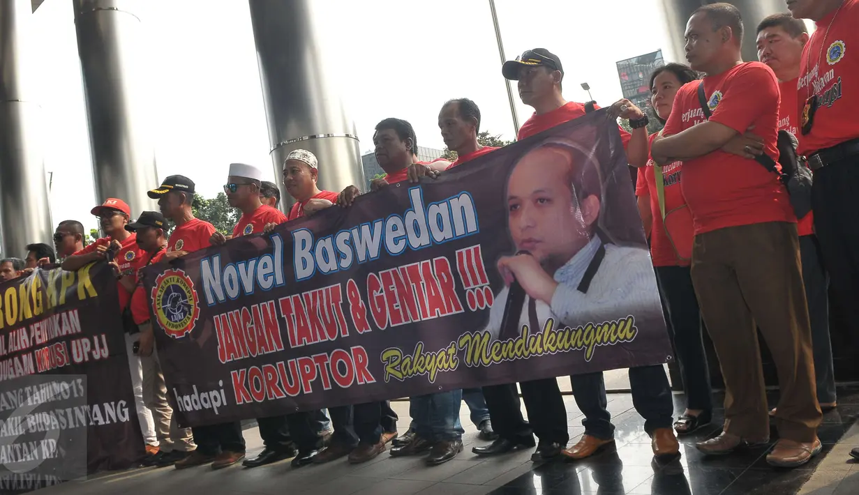 Sejumlah aliansi masyarakat sipil beraksi membentangkan spanduk dukungan terhadap kasus penyerangan penyidik senior KPK, Novel Baswedan di Gedung Dwi Warna KPK, Jakarta, Senin (17/4). (Liputan6.com/Helmi Afandi) 