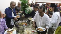 Umat muslim berbaur saat berbuka puasa bersama di Gereja Katedral, Jakarta, Jumat (1/6). Kegiatan ini mengusung tema "Menguatkan Toleransi, Persaudaraan, dan Solidaritas Kemanusiaan". (Liputan6.com/Arya Manggala)