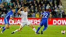 Pemain timnas Spanyol, Asier Illarramendi merebut bola dari pemain Israel, Marwan Kabha pada kualifikasi Piala Dunia 2018 grup G di Teddi Malcha Stadium, Senin (9/10). Gol semata wayang Illarramendi menjadi penentu kemenangan La Furia Roja (JACK GUEZ/AFP)