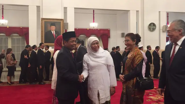 Khofifah Indar Parawansa menyalami penggantinya sebagai Menteri Sosial Idrus Maraham (Liputan6.com/Lizsa Egeham)