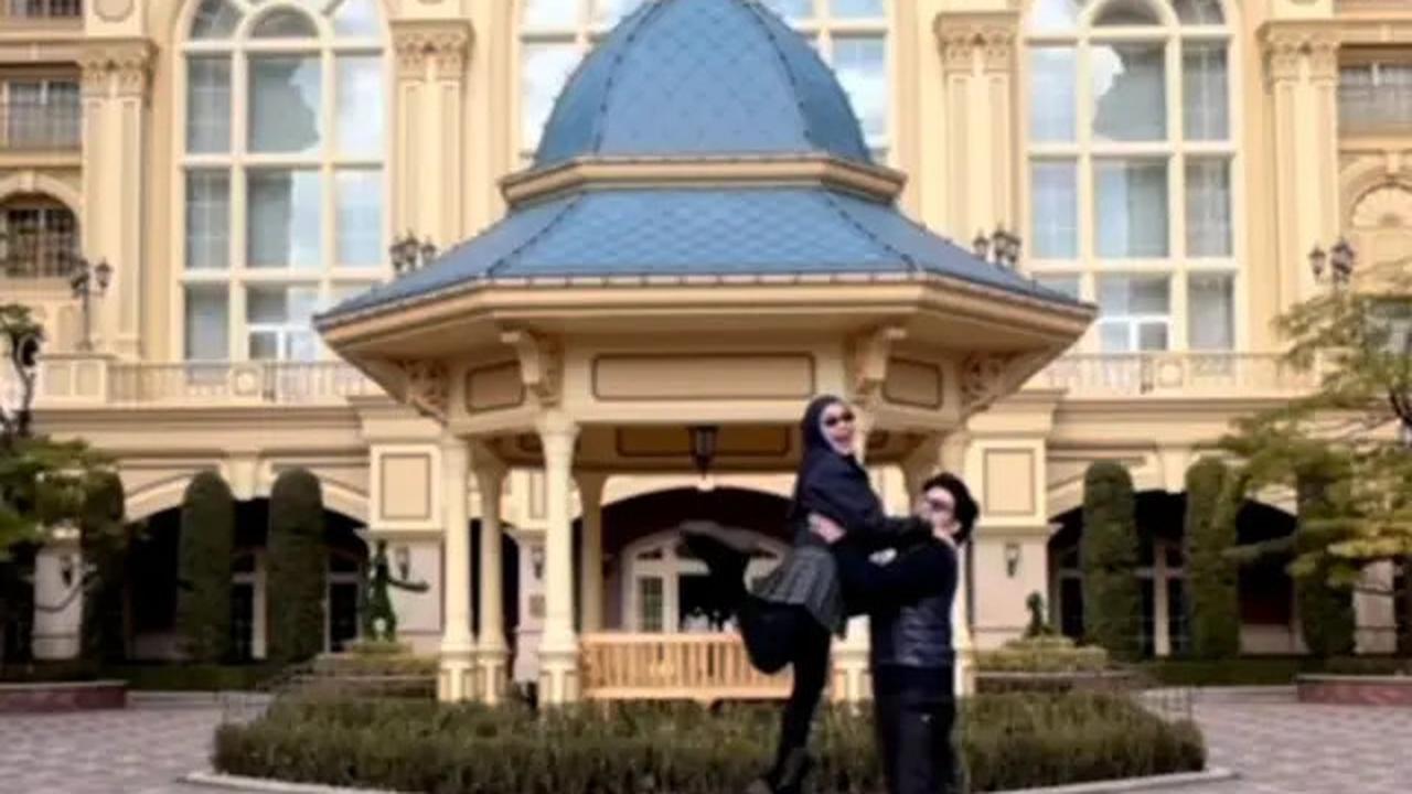 Tampilan OOTD Aurel Hermansyah Kenakan Rok Mini namun Tutup Tertutup Cocok untuk yang Berkerudung