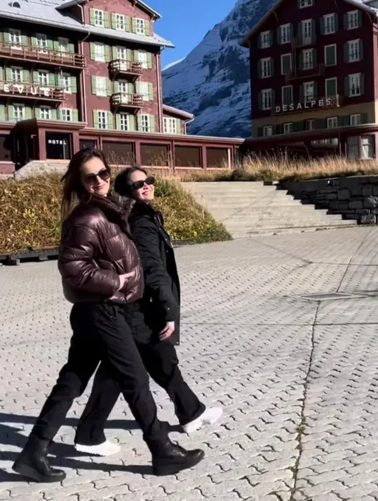 Nyatanya gaya mereka juga kompak sebagai bestie. Seperti saat Cut Tari dan Ersa Mayori menikmati momen liburan di swiss baru-baru ini. [Foto: IG/@ersamayori/@cuttaryofficial]