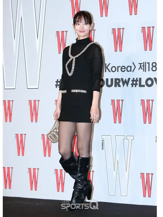 Shin Min Ah tampil dengan gaun hitam dari Celine. [Instagram]