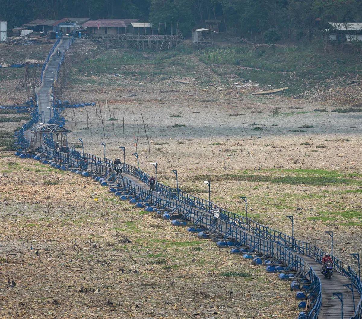 Musim kemarau berkepanjangan membuat aliran Sungai Citarum mengalami kekeringan parah. Sebagaimana yang terjadi di kawasan Cihampelas, Kabupaten Bandung Barat, pada 4 Oktober 2023, Sungai Citarum tampak kering kerontang.&nbsp;