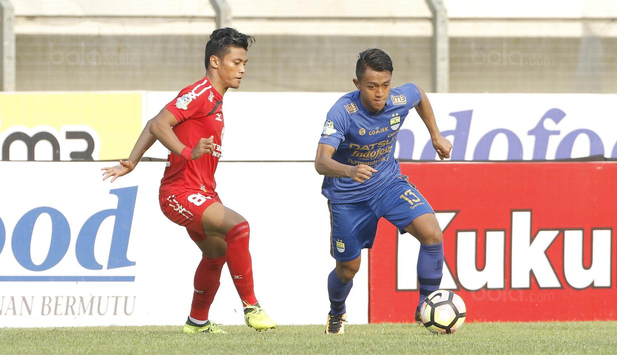 Gelandang Persib, Febri Hariyadi, berusaha melewati pemain Semen Padang pada laga Liga 1 Indonesia di Stadion Si Jalak Harupat, Bandung, Sabtu, (9/9/2017). Persib ditahan imbang 2-2 oleh Semen Padang. (Bola.com/M Iqbal Ichsan)