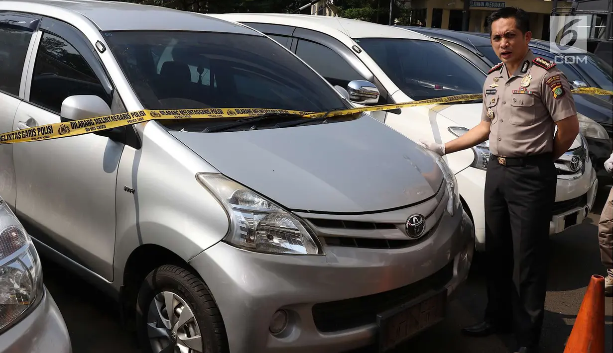 Kapolres Metro Jaksel Kombes Pol Indra Jafar menunjukkan mobil curian di Polres Metro Jakarta Selatan, Senin (30/4). Barang bukti 30 unit mobil, air soft gun, bor listrik, dan berbagai kunci letter T berhasil diamankan. (Liputan6.com/Immanuel Antonius)