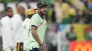 Belum diketahui apa motif Neymar memasang screen saver atau tampilan HP yang bergambar trofi Piala Dunia itu. (AP/Natacha Pisarenko)