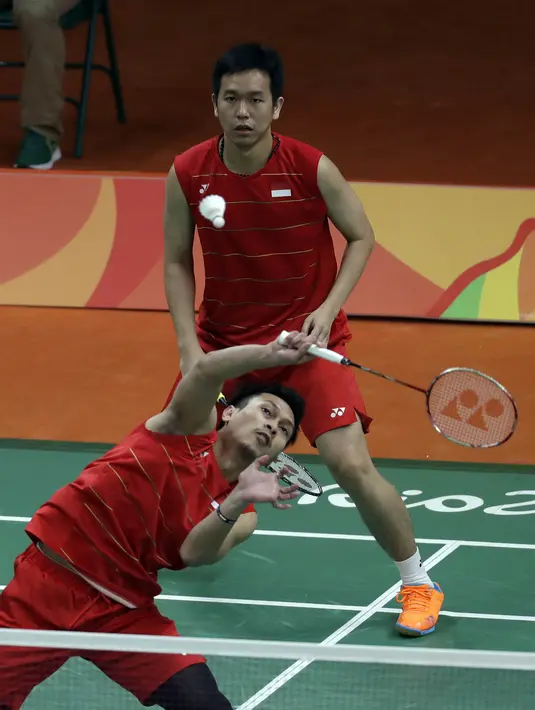 Ganda putra Indonesia, Hendra Setiawan/Muhammad Ahsan, mengalahkan ganda putra India, Manu Attri/Reddy B. Sumeeth, dengan skor 21-18 dan 21-13 pada laga Olimpiade Rio de Janeiro di Brasil, Kamis (11/8/2016). (AP/Kin Cheung)