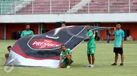 Beberapa anak melakukan latihan pembukaan pertandingan turnamen Piala Presiden 2017 di Stadion Maguwoharjo, Sleman, Jumat (3/2). Rencananya turnamen ini akan dibuka langsung oleh Presiden Joko Widodo. (Liputan6.com/Helmi Fithriansyah)