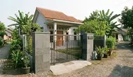 6 Model Gerbang Rumah Kecil di Kampung dengan Pilar Batu Alam yang Elegan dan Sederhana