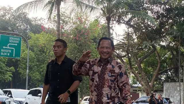 Menteri Dalam Negeri (Mendagri) Tito Karnavian hadir di Kertanegara saat Prabowo Subianto memanggil calon menteri di kabinet mendatang.