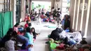 Suasana lokasi pengungsian warga di halaman Masjid Jami Al-Jihad, Perumahan Periuk Damai, Tangerang, Banten, Selasa (23/2/2021). Banjir setinggi 2,5 meter membuat warga harus mengungsi di tempat yang aman. (Liputan6.com/Angga Yuniar)