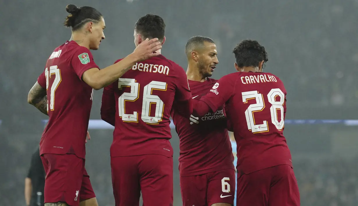 <p>Para pemain Liverpool merayakan setelah gelandang Fabio Carvalho (kanan) mencetak gol ke gawang Manchester City selama pertandingan babak 16 besar Piala Liga Inggris di stadion Etihad di Manchester, Inggris, Jumat (23/12/2022). Man City menang tipis atas Liverpool 3-2. (AP Photo/Jon Super)</p>