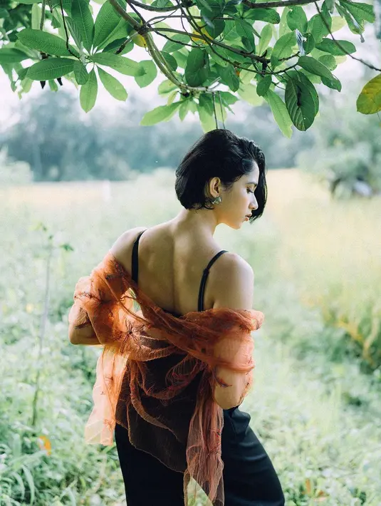 <p>Gaya rambut Aghniny Haque nampak dari belakang (Foto: Instagram @aghninyhaque)</p>