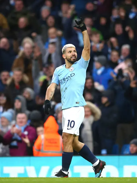 Striker Manchester City, Sergio Aguero menyapa penonton saat bertanding melawan Arsenal pada Premier League di Stadion Etihad, Manchester, Inggris, Minggu (3/2). City menang 3-1 atas Arsenal. (AP Photo/Dave Thompson)